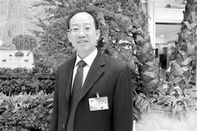 圖為全國人大代表、廣西壯族自治區(qū)林業(yè)廳廳長、黨組書記陳秋華。